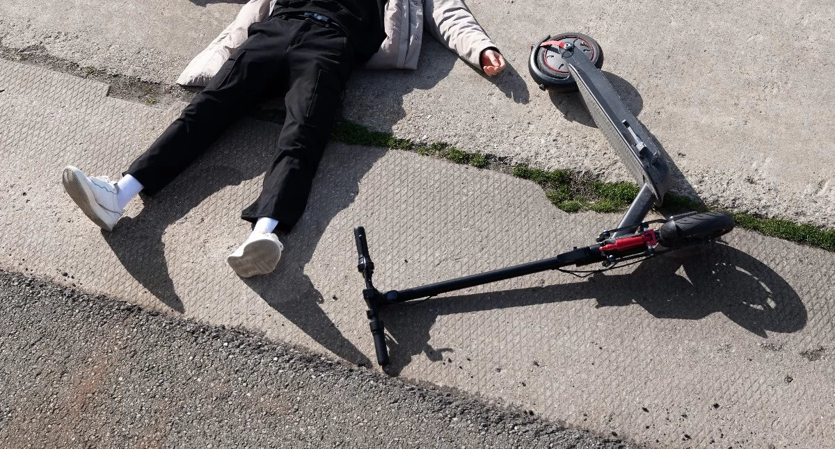 Nastolatek ciężko ranny po upadku z hulajnogi elektrycznej. Jechał bez kasku