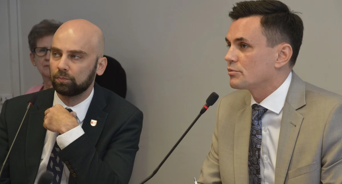 Zaczęło się ostro, potem nie było lepiej. Burmistrz bez wotum zaufania, absolutorium nierozstrzygnięte