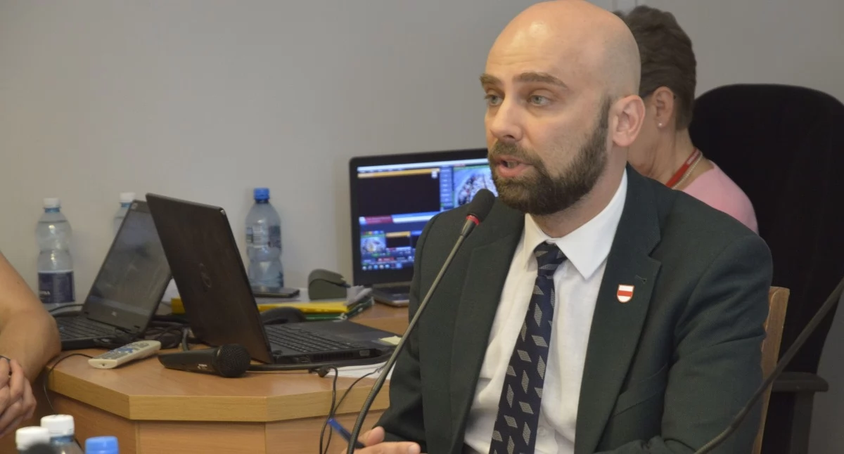 Dlaczego burmistrz odwołał Adama Szymańskiego? Po raz pierwszy tłumaczy swoją decyzję: „To nie wydarzyło się z dnia na dzień”