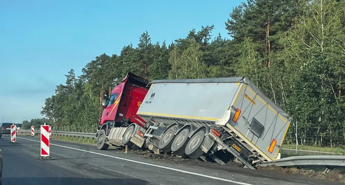Poranne zdarzenie na S8. Ciężarówka uderzyła w bariery