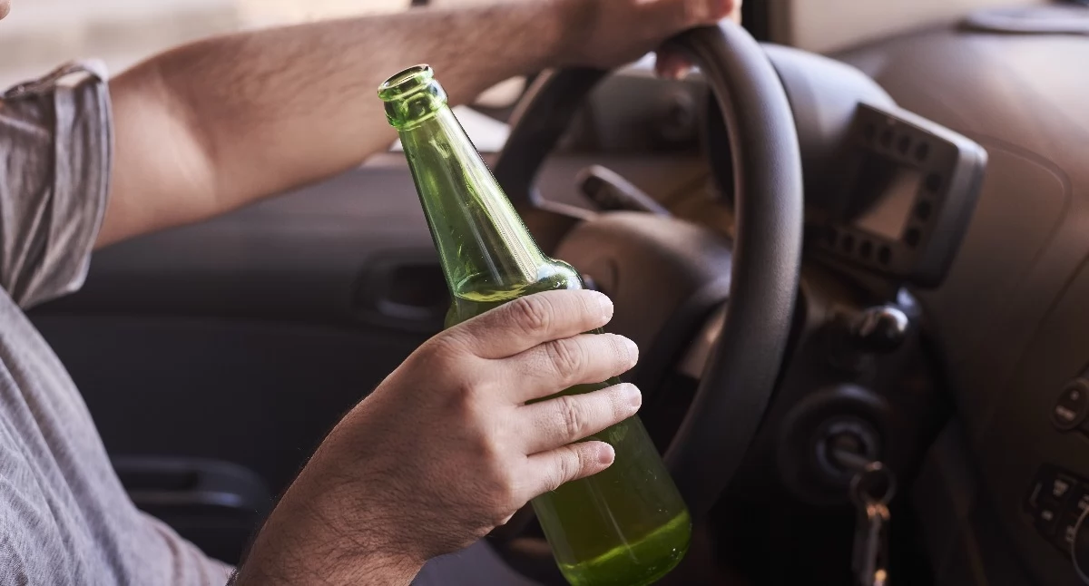 Pił alkohol prosto z butelki i chciał odjechać. Świadek zabrał mu kluczyki
