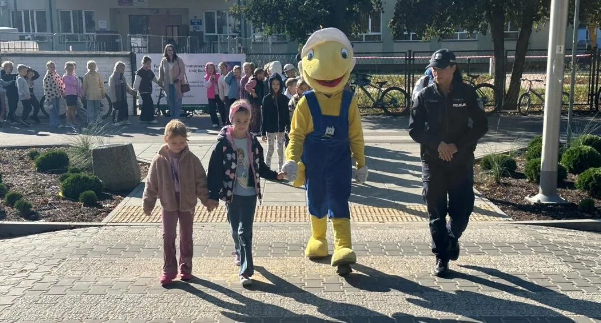 Najpierw teoria, potem praktyka. Pierwszoklasiści ćwiczyli z żabolami i… mrówką