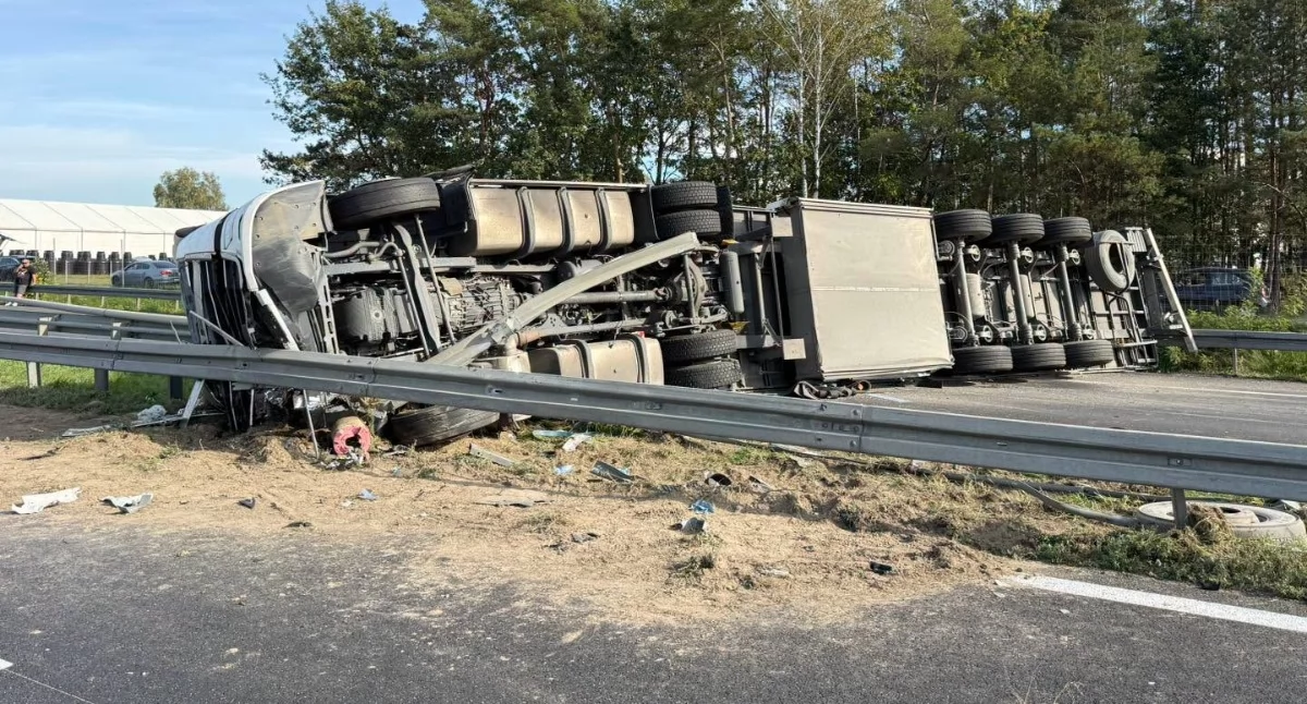 Ciężarówka przewróciła się na S8. Trasa w kierunku Wyszkowa stanęła [FOTO]