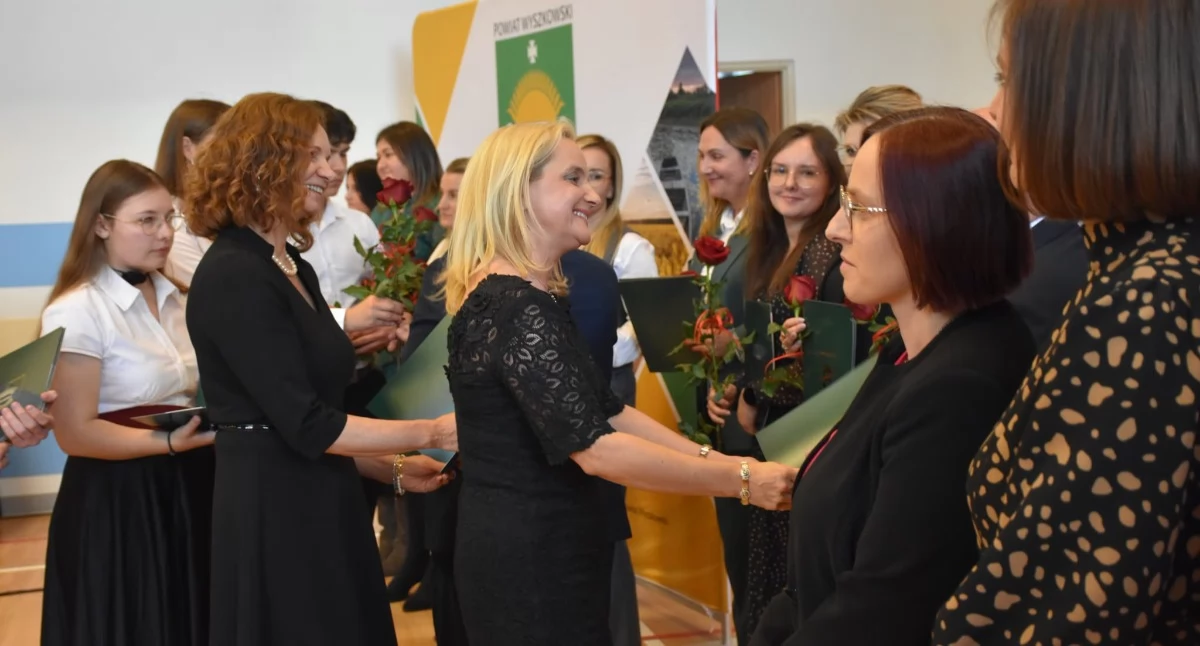 Nauczyciele z powiatu wyszkowskiego docenieni. Kto otrzymał nagrody i awanse? [NAZWISKA]