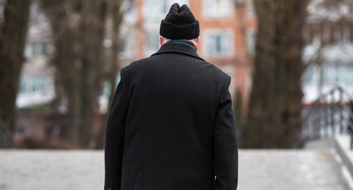72-latek nie pamiętał, gdzie mieszka. Pomogli mu wyszkowscy policjanci