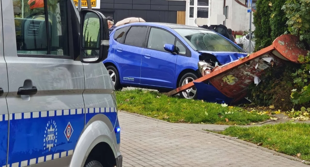 Zasłabła za kierownicą i uderzyła w ogrodzenie. Zdarzenie na skrzyżowaniu w Wyszkowie
