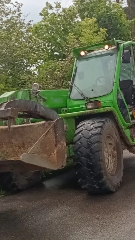 Miał tylko pojechać do sklepu… koparką. Skończyło się zniszczeniami i interwencją policji