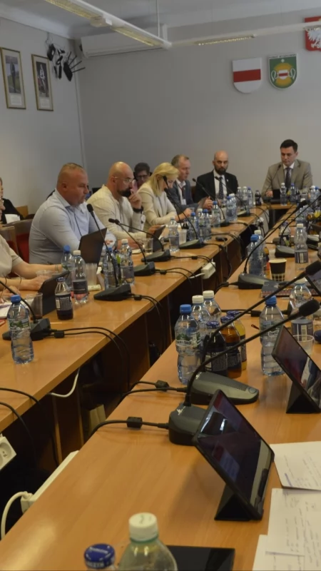 „Jestem absolutnie zażenowany”. Ostre słowa burmistrza po głosowaniu nad zabytkową stajnią