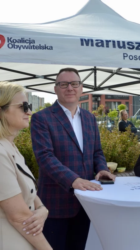 „Trzeba być otwartym na rozmowę”. Poseł Mariusz Popielarz spotkał się z mieszkańcami Wyszkowa
