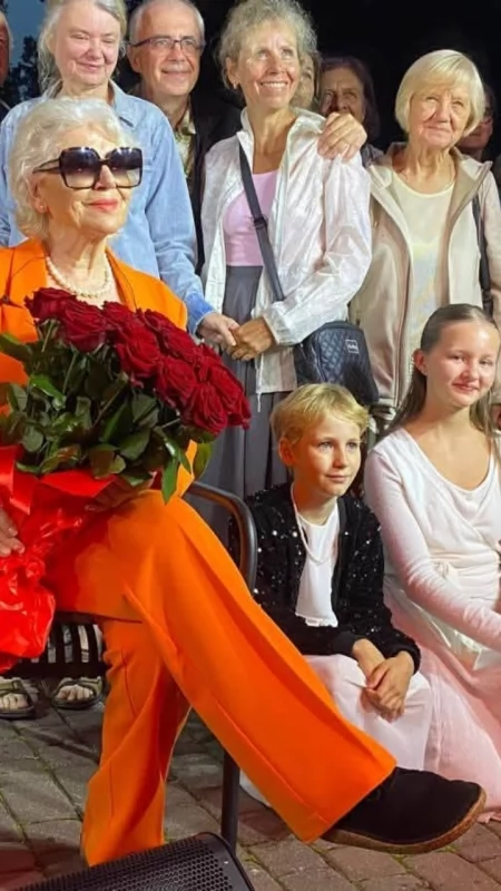 Legenda polskiej sceny zaśpiewała w Niegowie. Wyjątkowy koncert pełen wspomnień