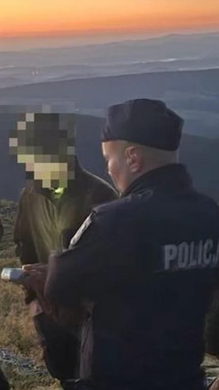Policja kontroluje turystów na szlakach. Mandaty za schodzenie z wyznaczonych tras 