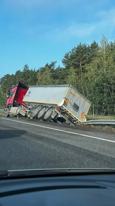 Poranne zdarzenie na S8. Ciężarówka uderzyła w bariery