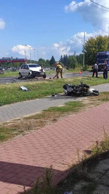 Samochód zderzył się z motocyklem. Czytelnik: kierowca auta miał 79 lat [FOTO]