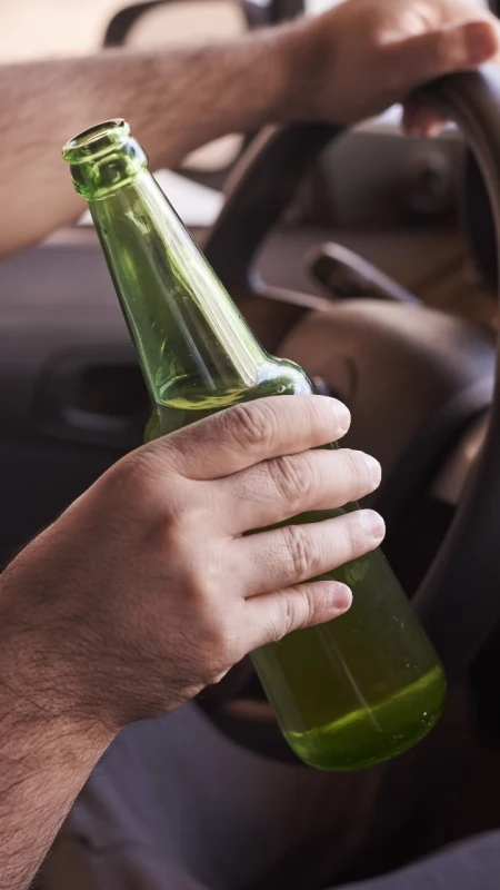 Pił alkohol prosto z butelki i chciał odjechać. Świadek zabrał mu kluczyki