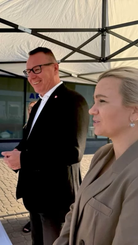 Posłowie wyszli do mieszkańców. Mobilne biuro ponownie stanęło w Wyszkowie