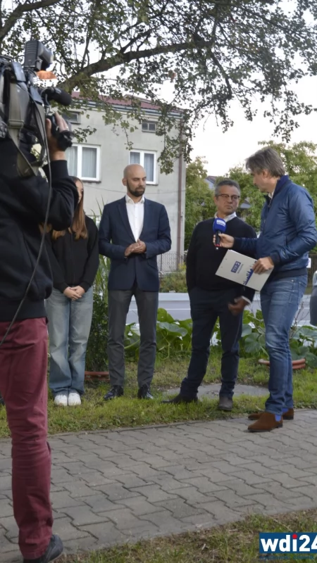 Kwiaty mają zniknąć do 15 października. TVP3 na żywo ze skwerku przy 1 Maja