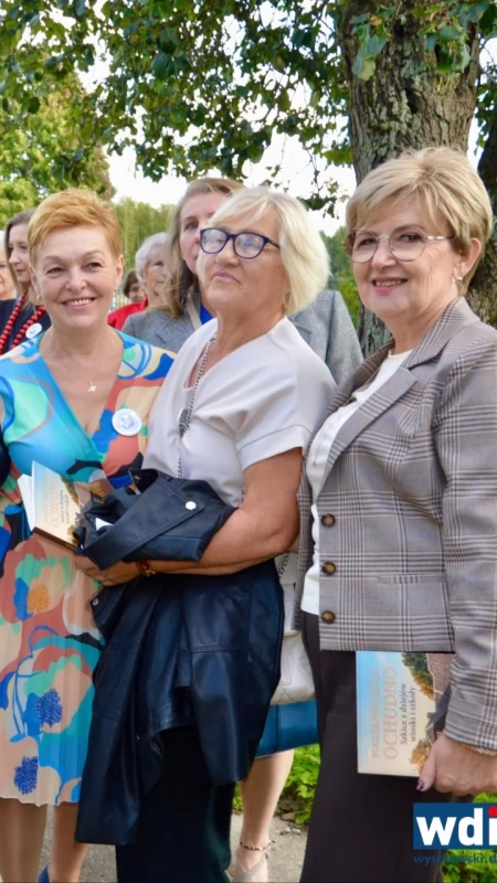 Wrócili do swojej szkoły. Z książką pełną wspomnień