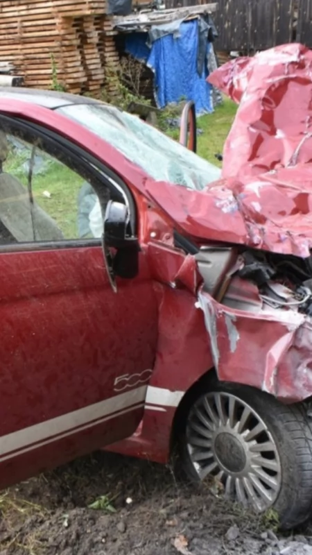 Uciekała przed policją. Najpierw uderzyła w auto, potem w płot
