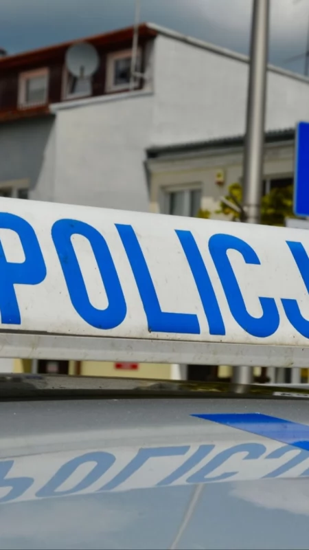Demolował dom i groził policjantom. W środku ukrywał się poszukiwany 45-latek 