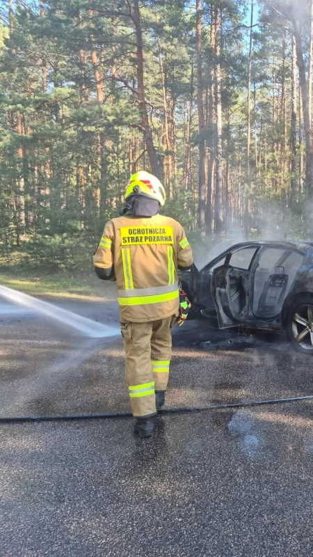 Samochód zapalił się podczas jazdy. Kierowca w porę zauważył ogień