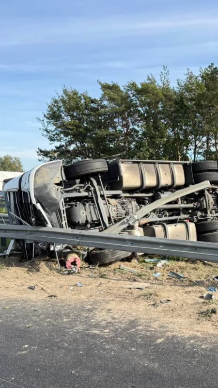 Ciężarówka przewróciła się na S8. Trasa w kierunku Wyszkowa stanęła [FOTO] 