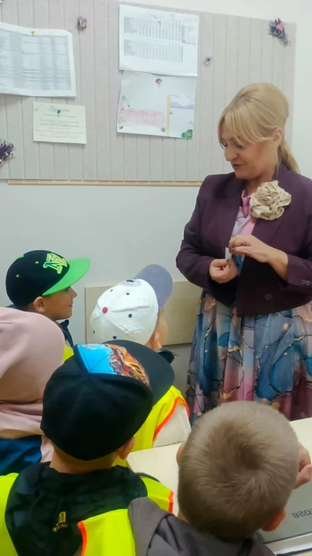 Przedszkolaki przyszły do urzędników z „dobrymi słowami”. Nietypowa wizyta w wyszkowskich urzędach