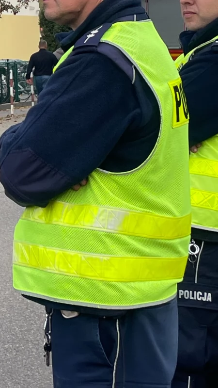 Ponad 10 tysięcy szkół pod kontrolą policji, 10 osób zatrzymanych. Służby reagują na falę gróźb i fake newsów