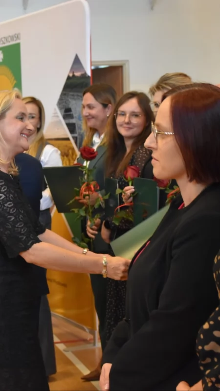 Nauczyciele z powiatu wyszkowskiego docenieni. Kto otrzymał nagrody i awanse? [NAZWISKA]