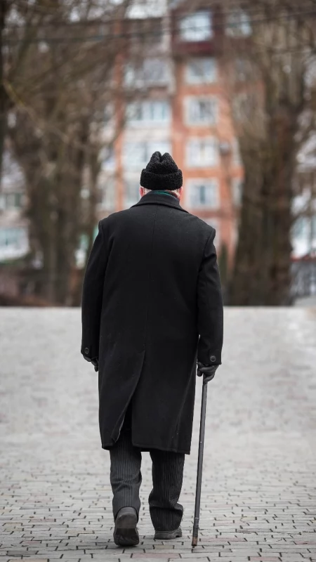 72-latek nie pamiętał, gdzie mieszka. Pomogli mu wyszkowscy policjanci