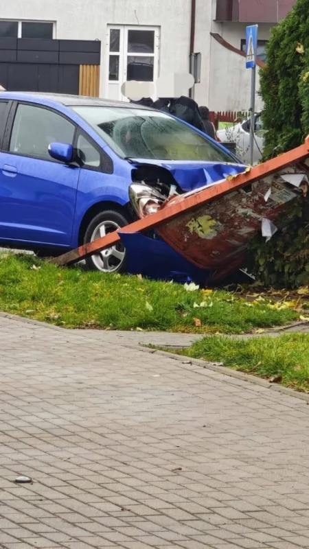 Zasłabła za kierownicą i uderzyła w ogrodzenie. Zdarzenie na skrzyżowaniu w Wyszkowie