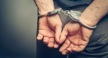 Kontrowersyjny milioner siłą doprowadzony do więzienia. Znamy powód!