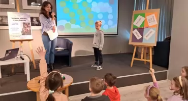 Spotkanie z autorką książek dla dzieci. Uczniowie poznali tajniki pracy pisarki