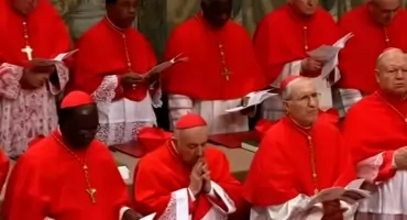 Konklawe już za kilkanaście godzin. Ekspert wskazuje: to skomplikowało sprawę