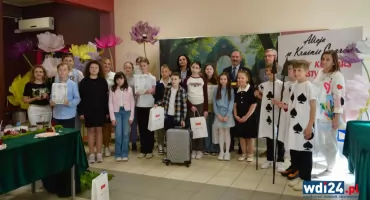 „Ciekawe, co powiedziałaby Alicja?” – magiczne prezenty dla bohaterki literackiego snu [FOTO]
