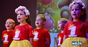 Mali artyści dla mam. Przedszkolaki z „Jedynki” na scenie WOK „Hutnik” [FOTO]