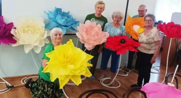 Wiosenna aktywność seniorów pełna kolorów