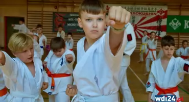 Karatecy zdawali na kolejne stopnie. Egzamin w Rybienku Leśnym pod okiem mistrzów [FOTO]