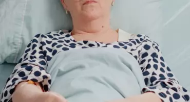 Pieniądze za opiekę nad chorym rodzicem. ZUS oferuje zasiłek opiekuńczy