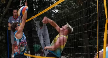 I Turniej Plażówki o Puchar UKS Volley. Zagrało 16 par… i pogoda [foto] 
