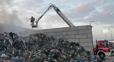 Pożar w bazie odpadów przy ul. Leśnej. Strażacy walczyli blisko 3 godziny