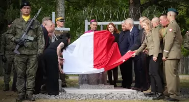 Upamiętnili sierż. Mateusza Sitka. Pomnik został odsłonięty w Czerlonce