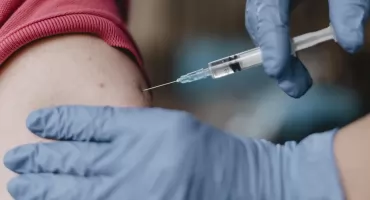Ruszyły szczepienia przeciwko COVID-19. Farmaceuta: zainteresowanie jest ogromne 