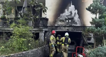 Pożar garażu w Popowie Parcelach. Strażacy szybko opanowali ogień