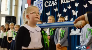 „Czas rozwinąć skrzydła”. Pasowanie pierwszoklasistów w SP nr 2 [FOTO]