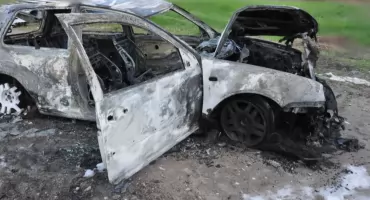 Pijany spowodował kolizję, a potem podpalił cudze auto. W samochodzie miał narkotyki