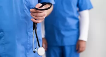 Bramki wykrywające broń staną przed szpitalami? Medycy: a kto przeszuka pacjenta?