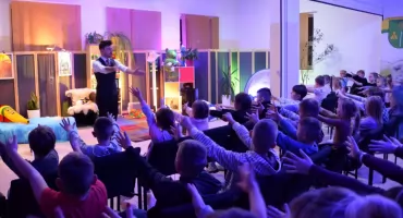 Iluzje, bajki, latarki i... Tak wyglądała noc w bibliotece w Rząśniku