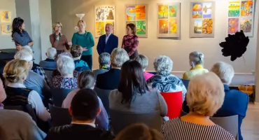 Twórczo i z pasją. Klub Seniora zaprezentował swoje prace w bibliotece