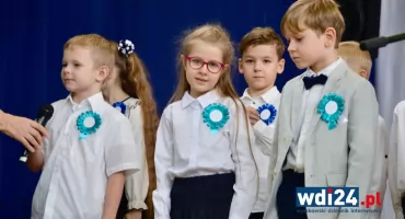 „Wielkie rzeczy zaczynają się od małych kroków”. Pasowanie pierwszaków w Leszczydole-Nowinach