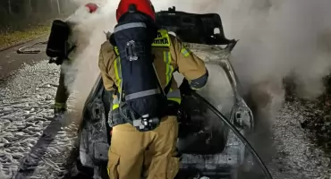 Dalekie-Tartak. Samochód stanął w płomieniach. Strażacy: Pożar był już w fazie rozwiniętej